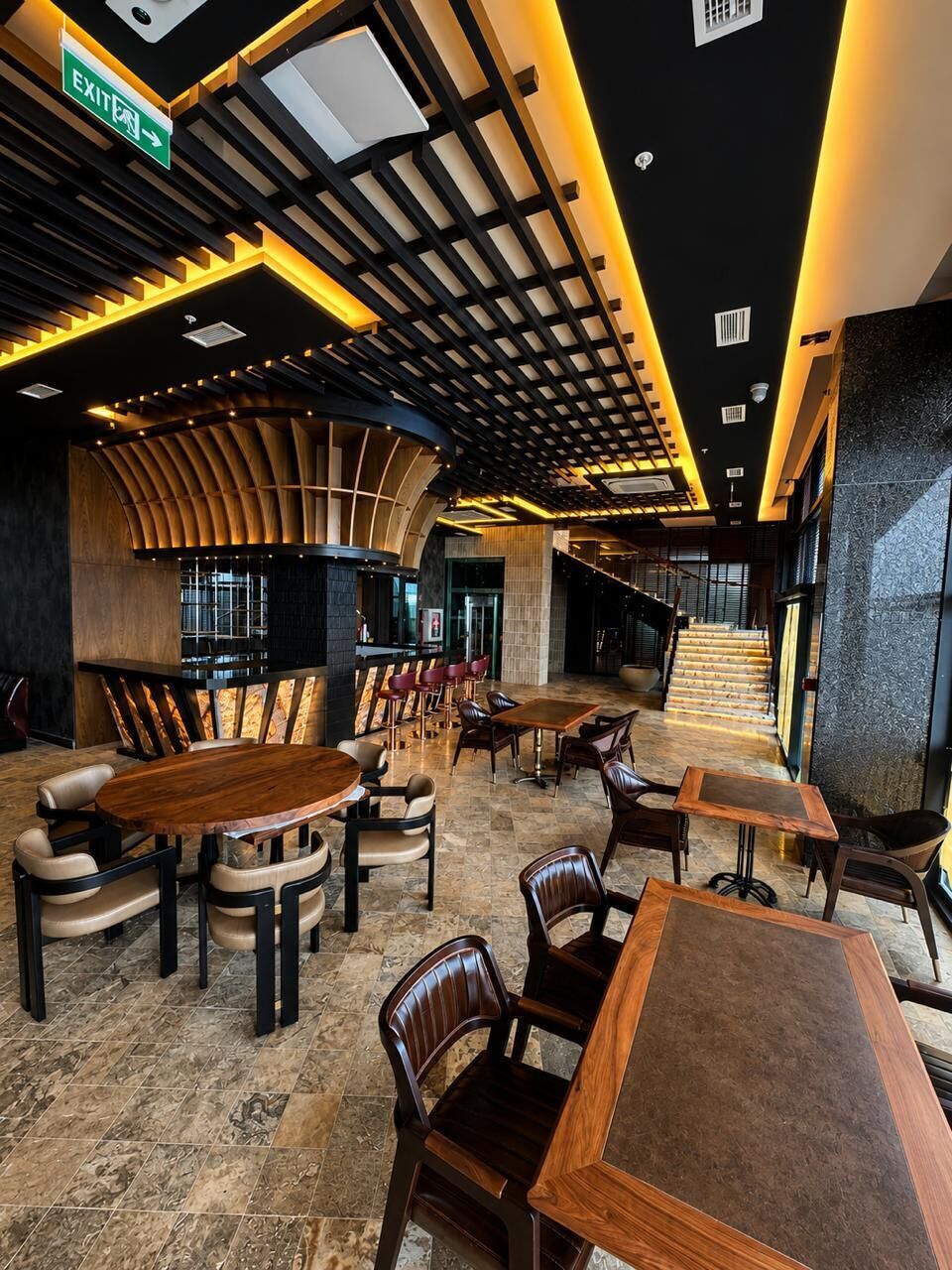 2 bars/lounges