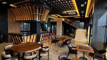 2 Bars/Lounges