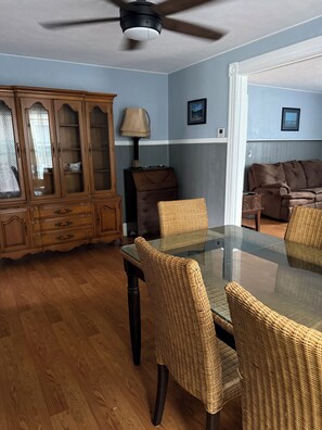 Dining - Charming 4-bedroom house in Warren perfect for your getaway (Warren)