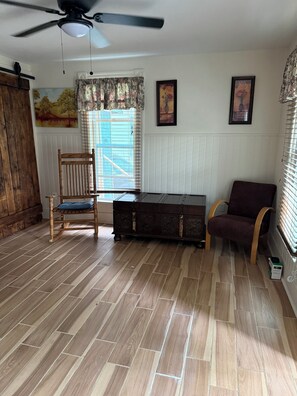 Interior - Charming 4-bedroom house in Warren perfect for your getaway (Warren)