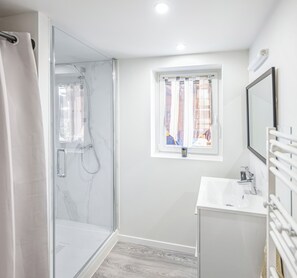 Shower, hair dryer, towels, soap - Vrbo Property (Cernay)