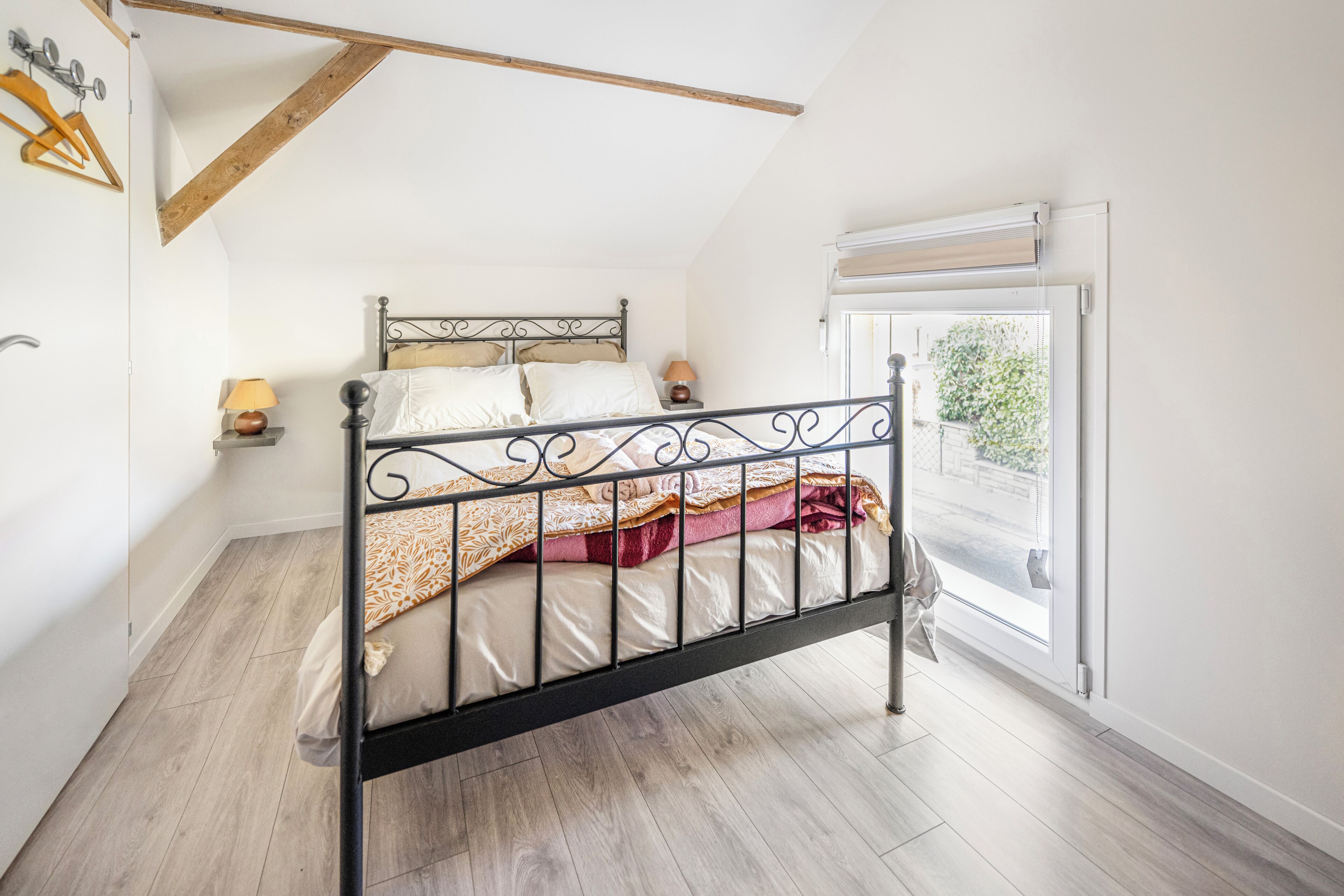Desk, WiFi (free), bed sheets
