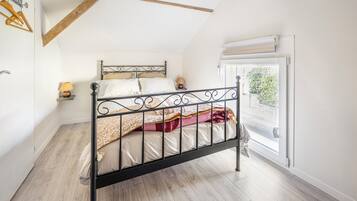 Desk, WiFi (free), bed sheets