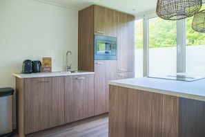 Wasserkocher mit Kaffee-/Teezubehör, Kühlschrank, Mikrowelle, Herdplatte