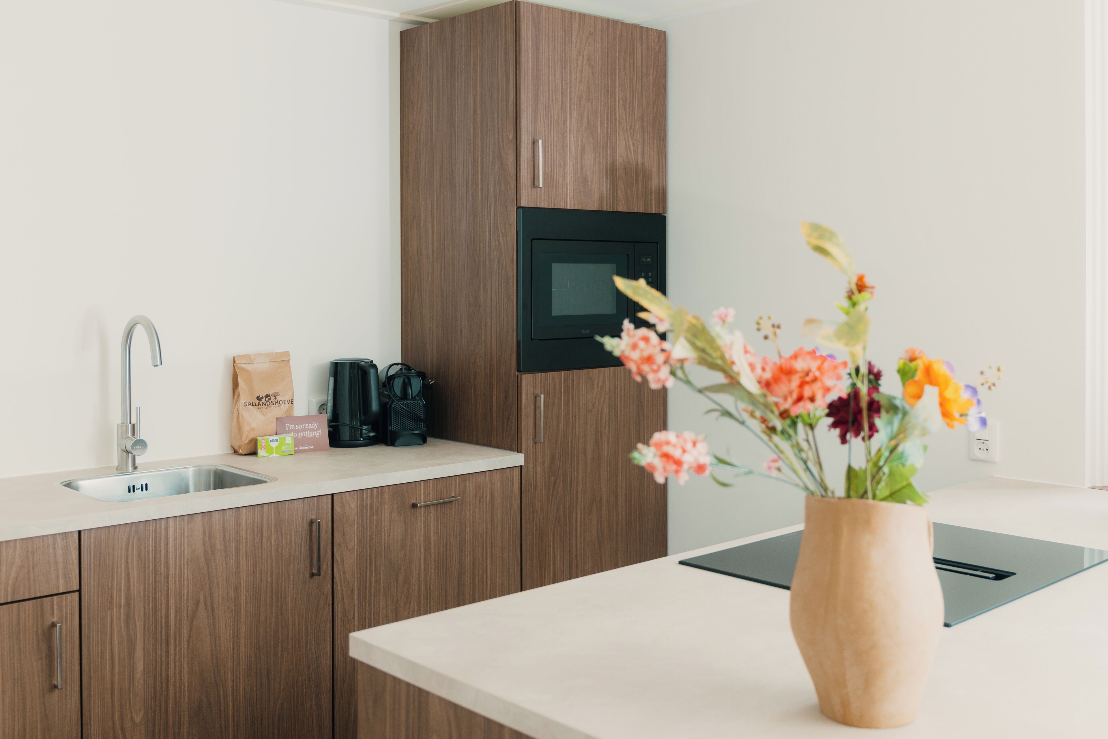 Coffee/tea maker, fridge, microwave, stovetop