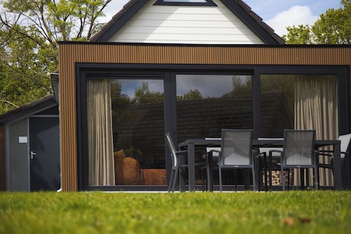 The Palthe Premium bungalow has been recently fully renovated and features a stylish, modern interior. It offers all the comfort for 6 people, surrounded by nature, with a lovely terrace to relax outdoors.