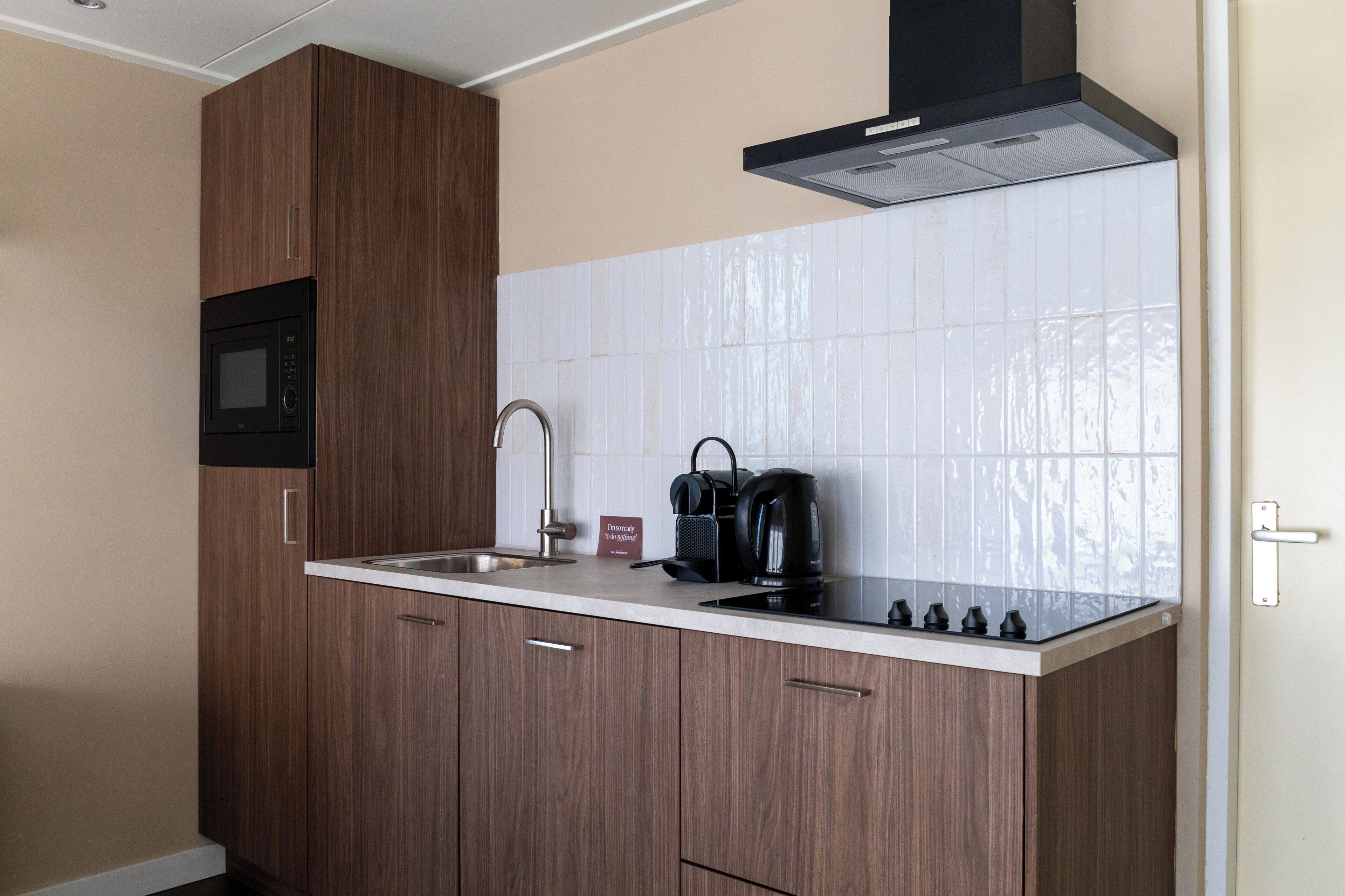 Cafetera y tetera, refrigerador, microondas y parrilla de estufa 