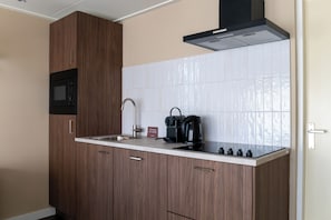 Wasserkocher mit Kaffee-/Teezubehör, Kühlschrank, Mikrowelle, Herdplatte