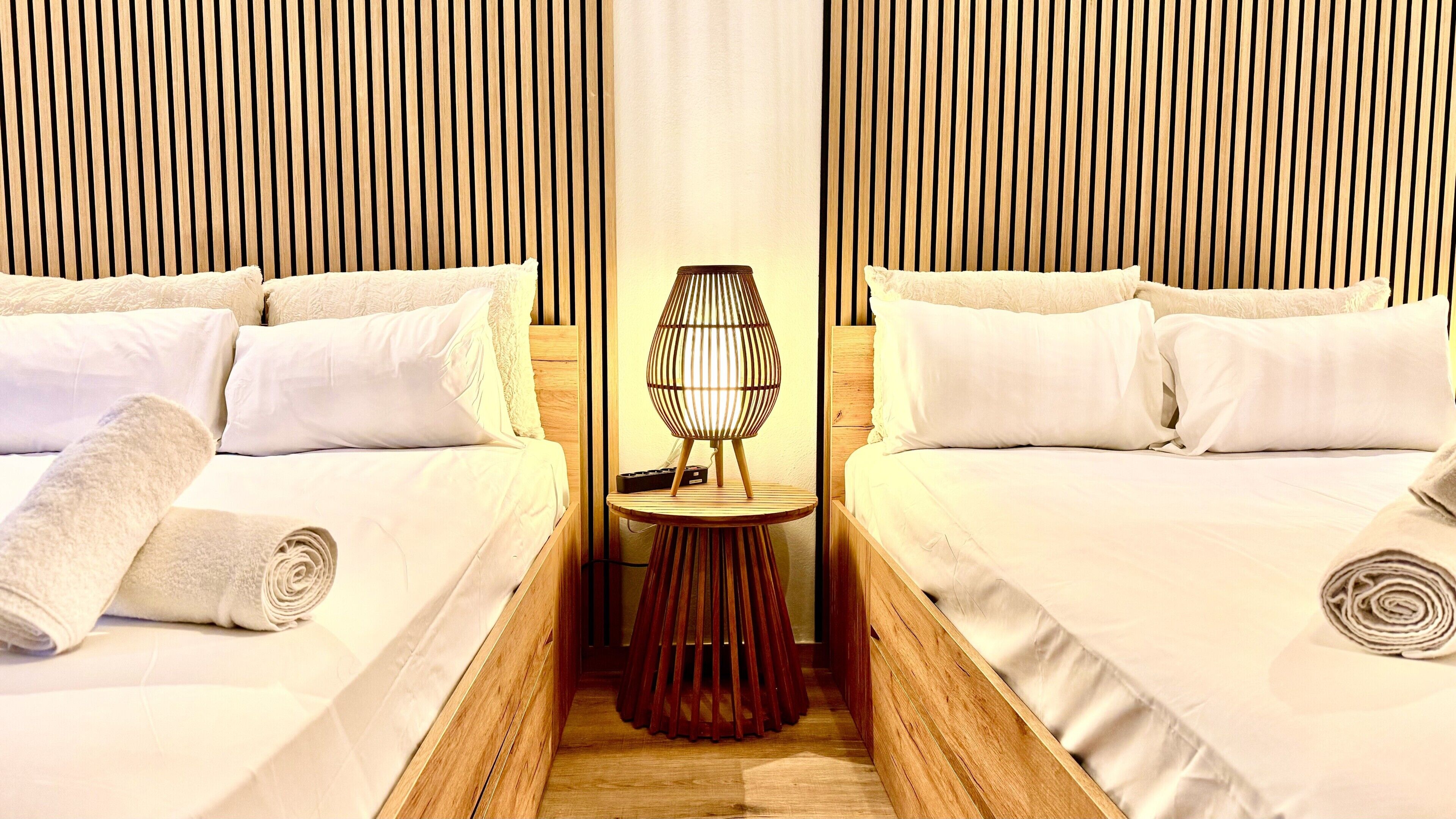 1 dormitorio, tabla de planchar con plancha, wifi y ropa de cama