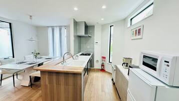 Coffee/tea maker, fridge, microwave, oven