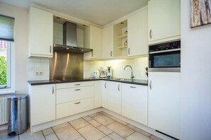 Een koffiezetapparaat/waterkoker, een koelkast, een magnetron, een oven