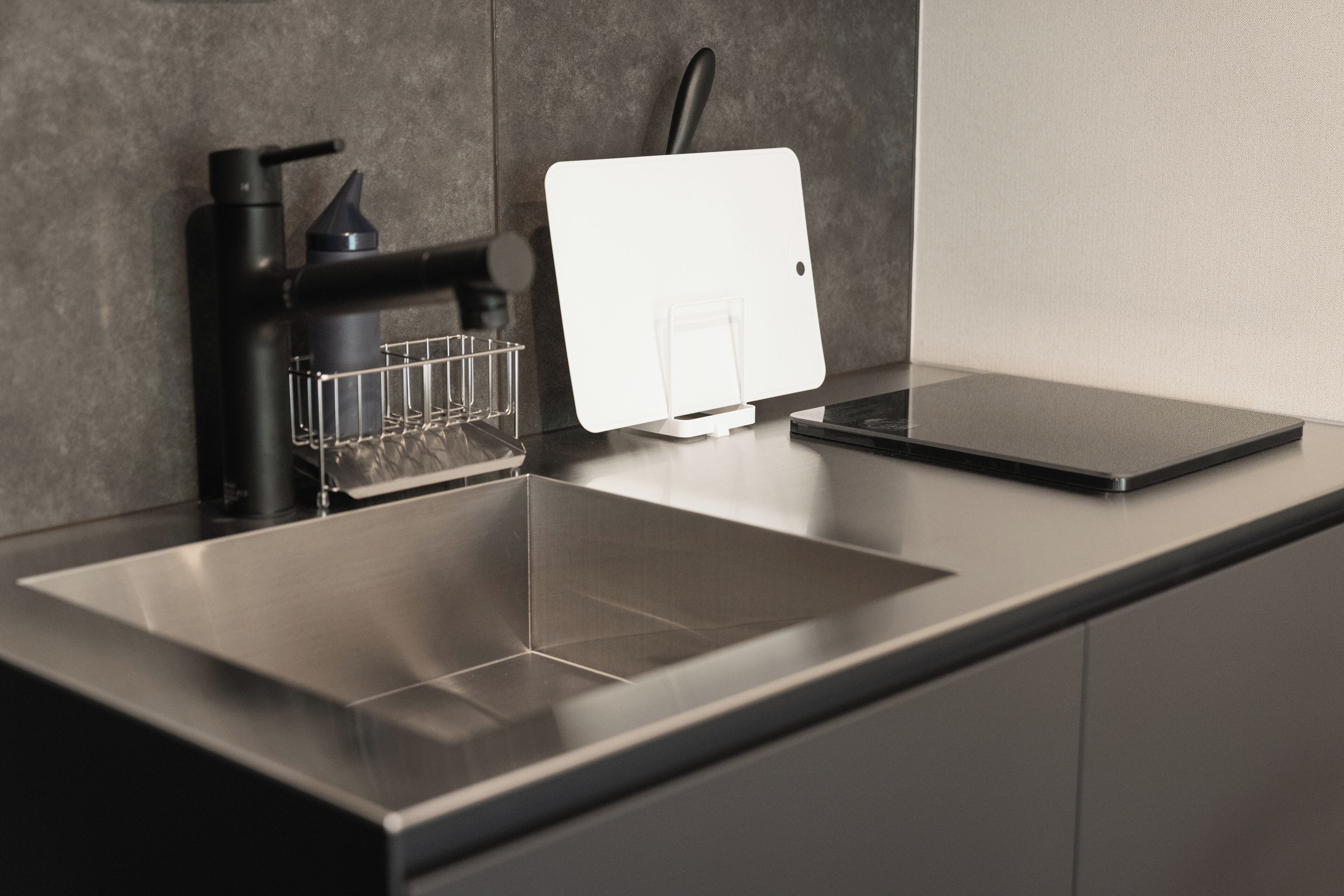 Habitación estándar con 2 camas individuales, balcón, vistas al parque | Cocina privada | Frigorífico pequeño, microondas y utensilios de cocina