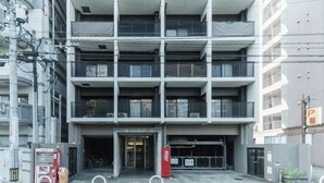 Ein mehrstöckiges Gebäude mit Parkhaus-Einfahrt, einer Coca-Cola-Getränkeautomaten und einem roten Coca-Cola-Schild.