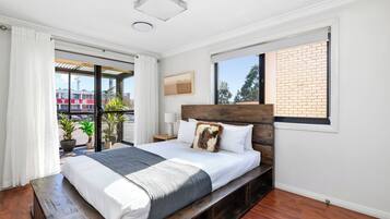 4 bedrooms, desk, iron/ironing board, WiFi