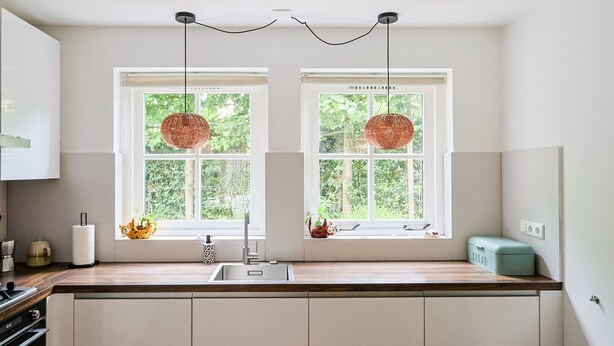 A kitchen with two windows, a sink, and a countertop. - Luxury vacation home with a private sauna in Lunteren (Lunteren)