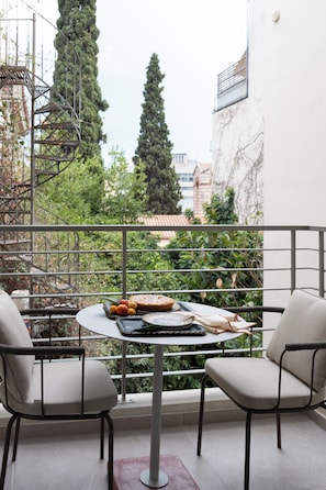 Outdoor dining - Kodrian King, The Kodrian (Athens)