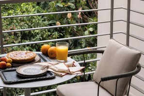 Outdoor dining - Family Room, The Kodrian (Athens)