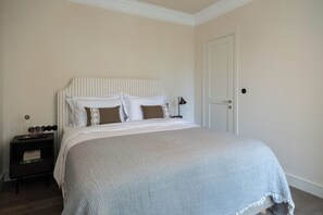 2 bedrooms, iron/ironing board, travel crib, WiFi (free) - Family Room, The Kodrian (Athens)