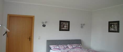 2 bedrooms, WiFi (free), bed sheets