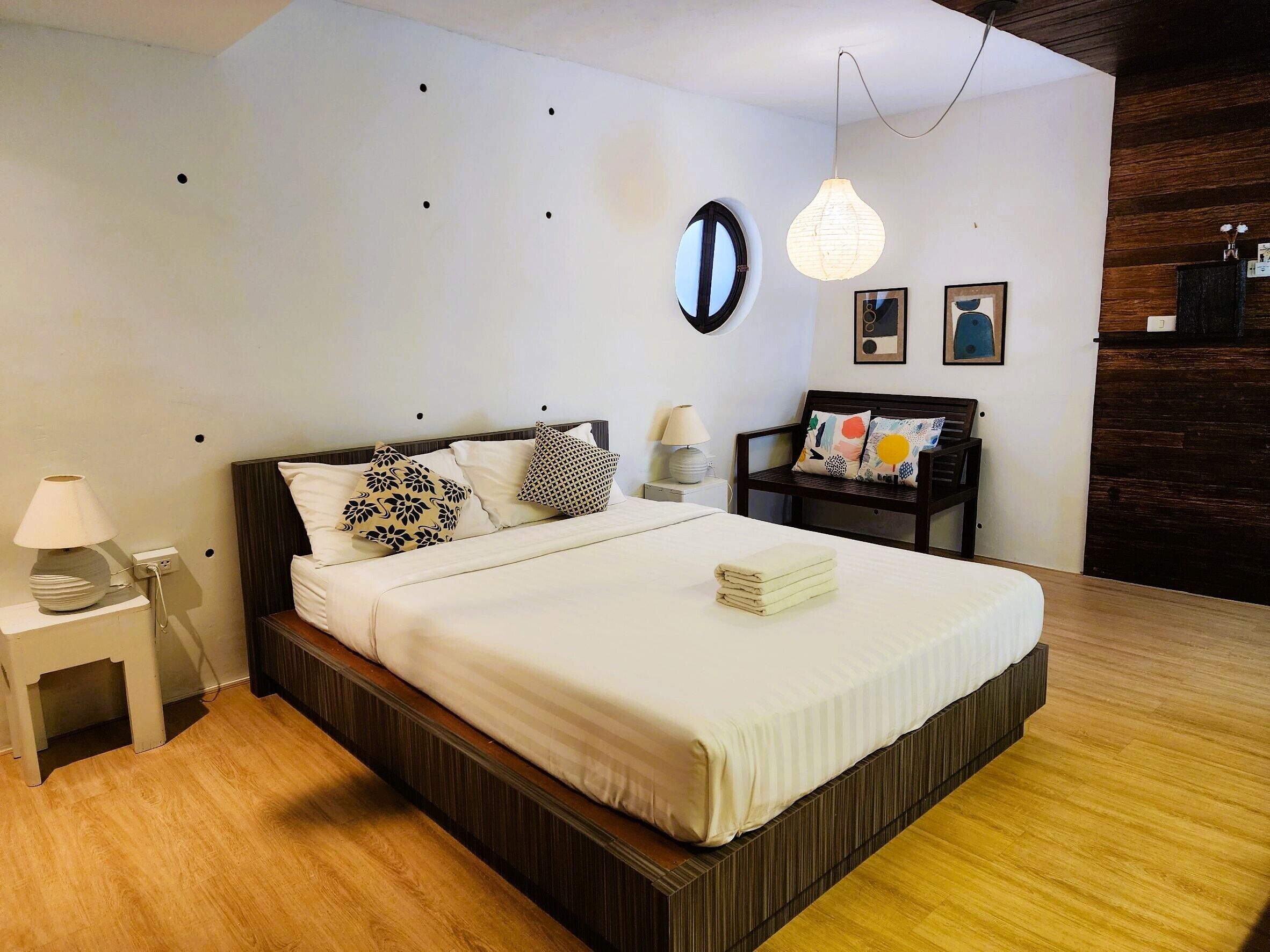 Deluxe Room, City View | Free WiFi, bed sheets