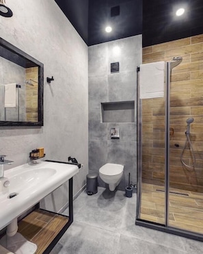 Shower, free toiletries, slippers, soap - Ivy Hotel Tbilisi (T'bilisi)