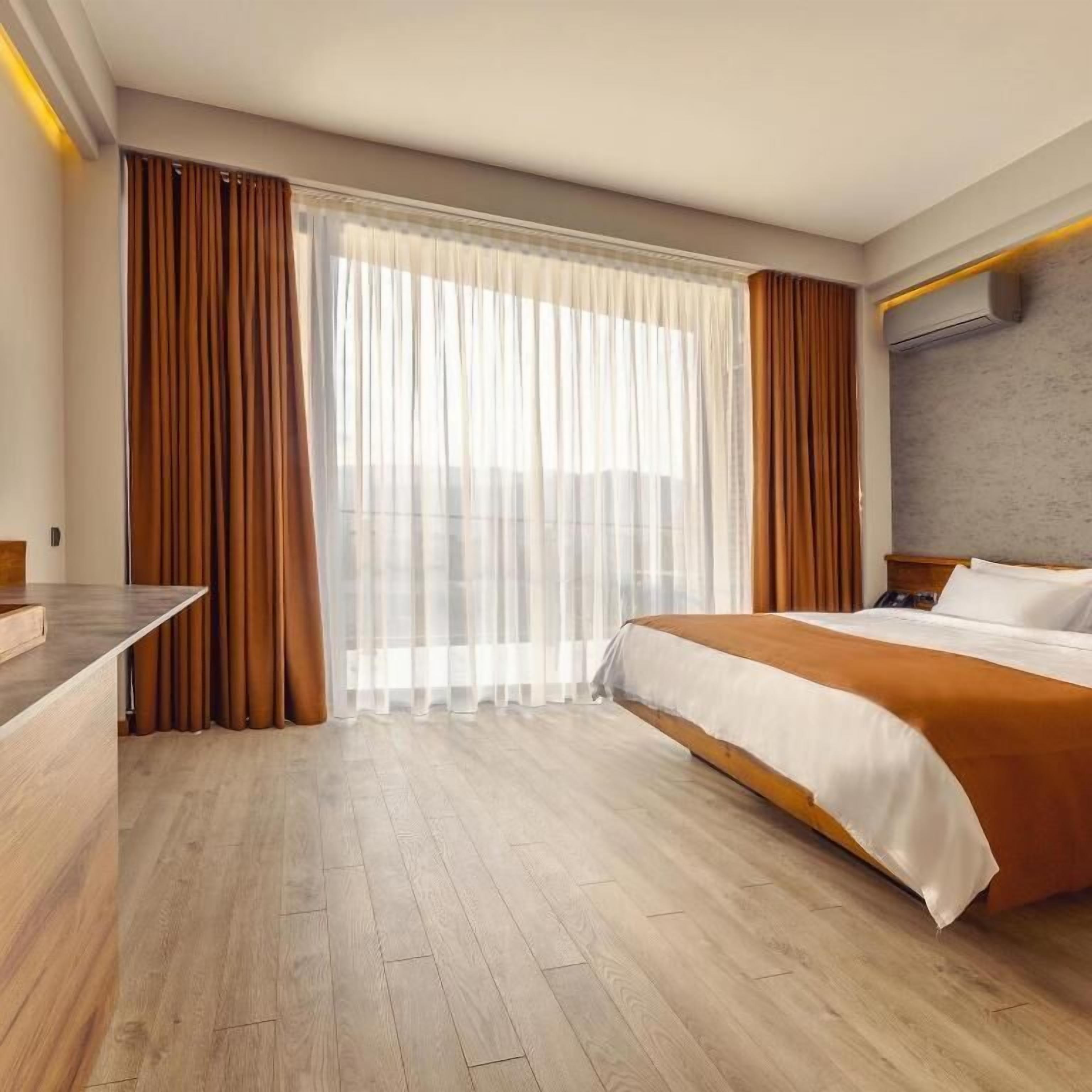 Habitación Deluxe doble, balcón, vistas a la ciudad | Caja fuerte, escritorio, espacio para trabajar con un portátil