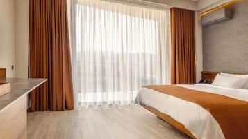 Habitación Deluxe doble, balcón, vistas a la ciudad | Caja fuerte, escritorio, espacio para trabajar con un portátil