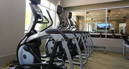 Lake Carolyn 2BR Workspace Ready! Pool+Gym·KingBed