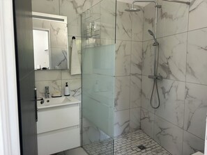 タオル、石鹸、トイレットペーパー