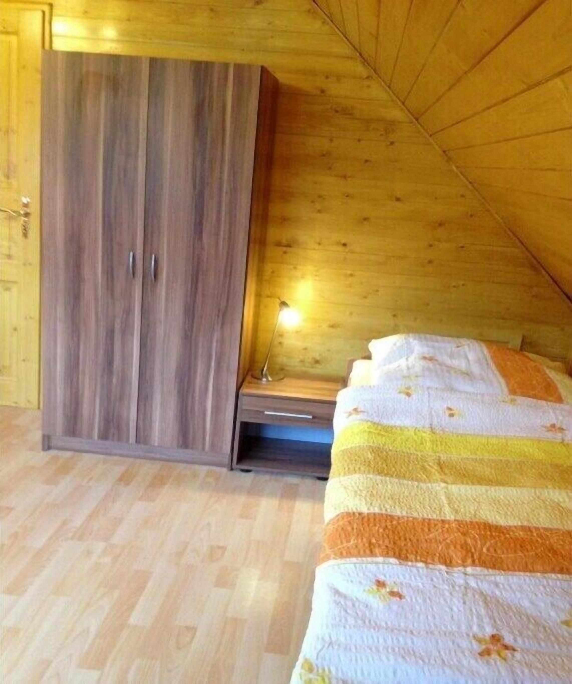 3 bedrooms, travel crib, WiFi (free)
