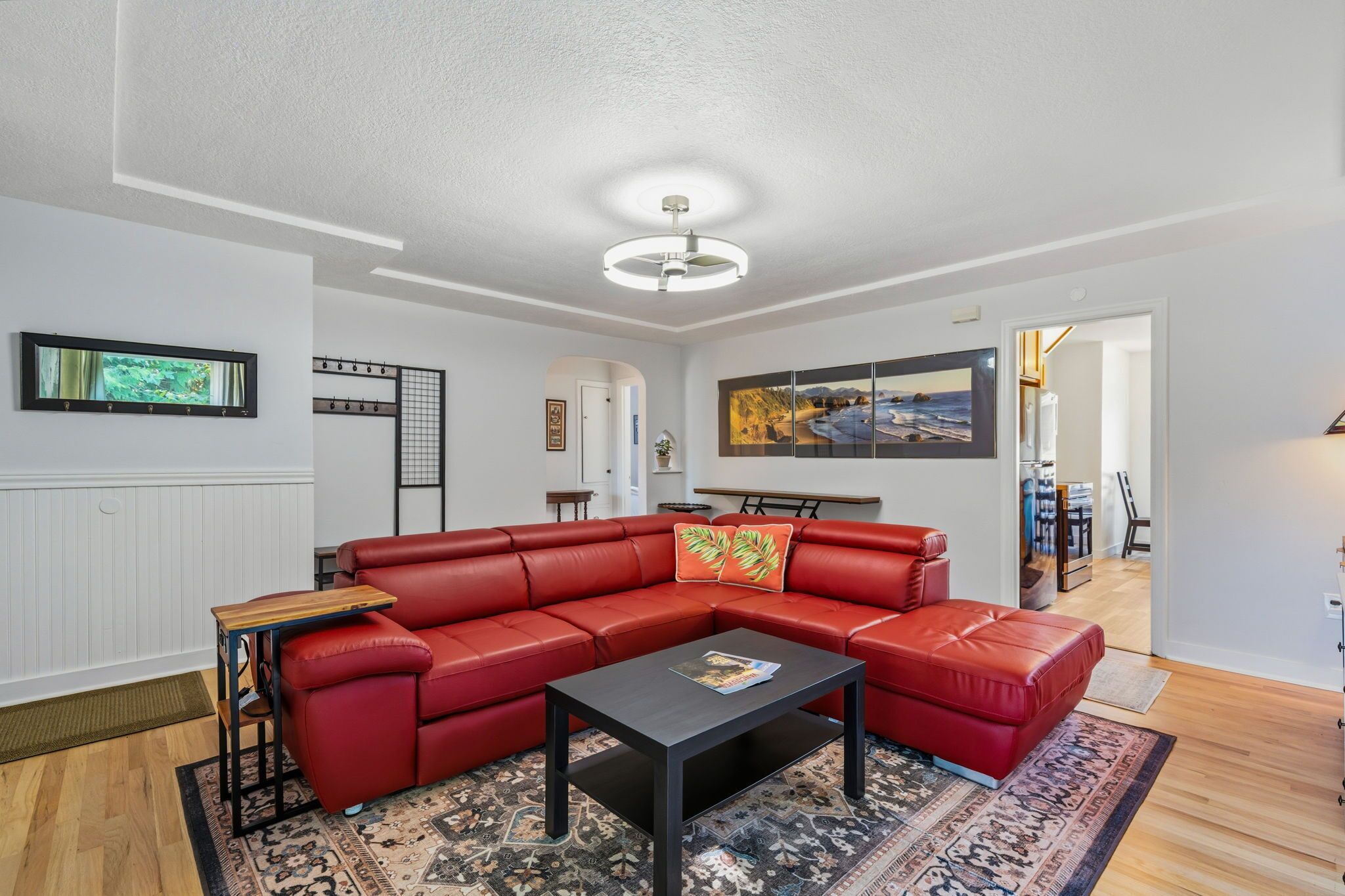 Freshly Renovated Home With Brand-new Appliances, A New Big-screen Tv, Refinished Hardwood Floors, And All-new Furniture Throughout. Sink Into The Plush Leather Sectional (Pull-out Queen Sleeper) Or Dine At The Six-seat Table In The Garden. - Cathedral Park - Portland