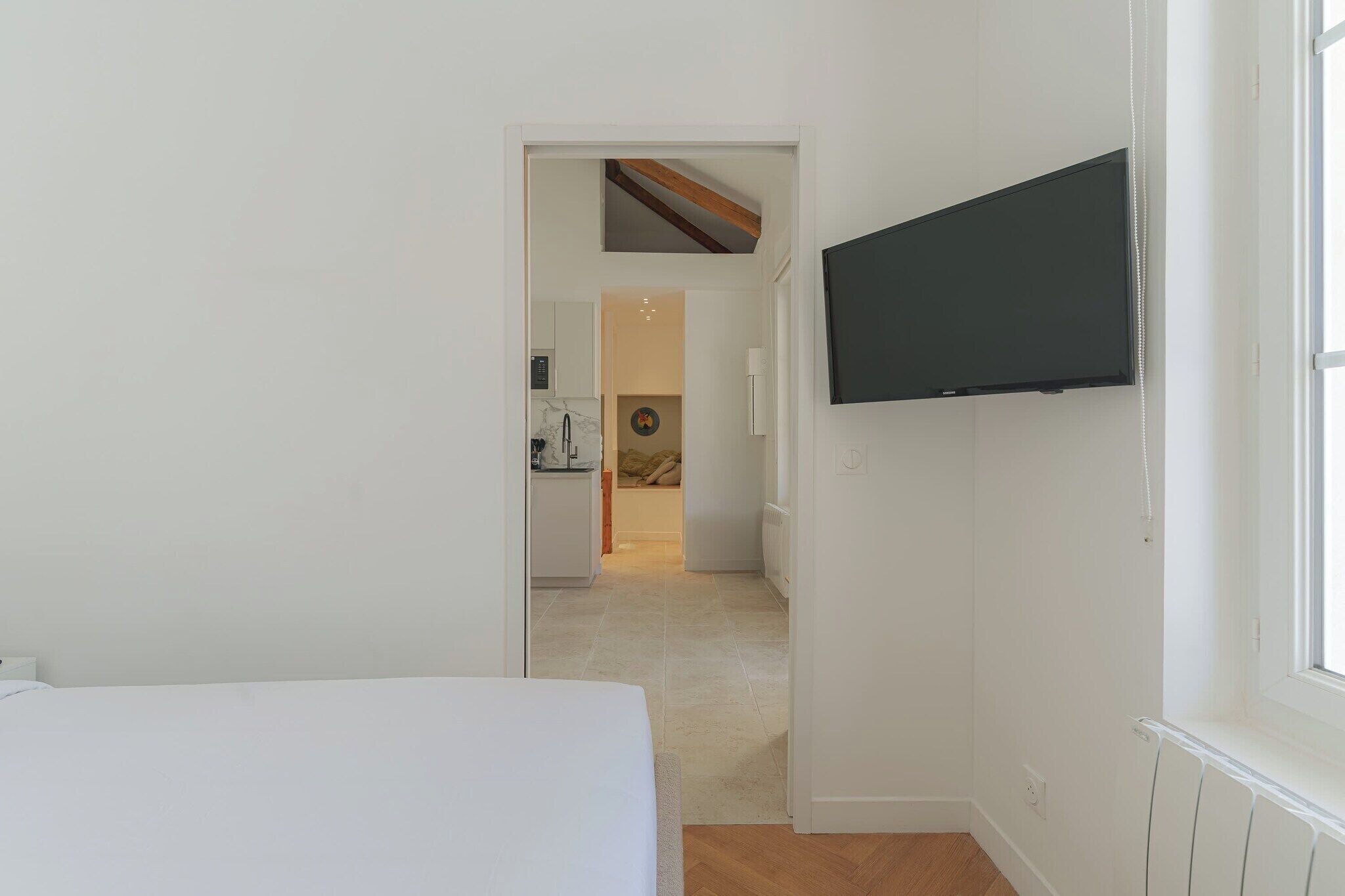 1 chambre, bureau, fer et planche à repasser, lit parapluie