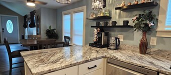 Serene 2-bedroom house with AC in charming Houghton Lake