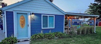 Serene 2-bedroom house with AC in charming Houghton Lake