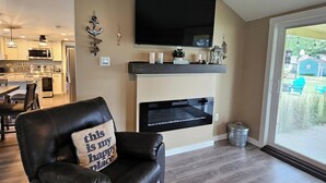 Smart TV - Serene 2-bedroom house with AC in charming Houghton Lake (Houghton Lake)