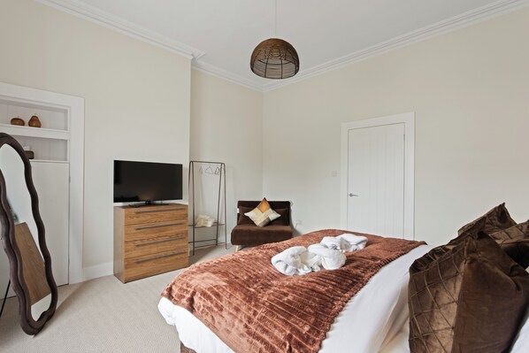 3 bedrooms, iron/ironing board, free WiFi, bed sheets