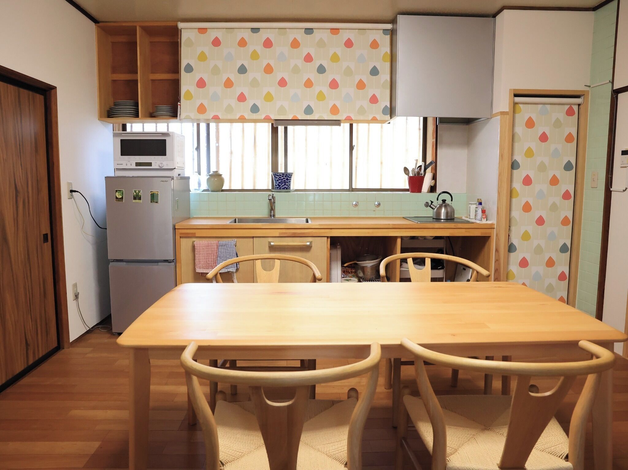 Frigorífico, microondas, placa de cocina y utensilios de cocina