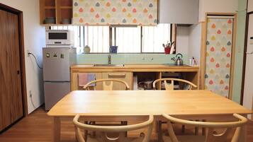Frigorífico, microondas, placa de cocina y utensilios de cocina