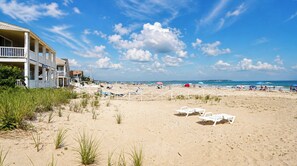 På stranden