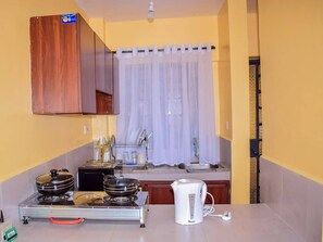 Réfrigérateur, micro-ondes, plaque de cuisson, bouilloire électrique