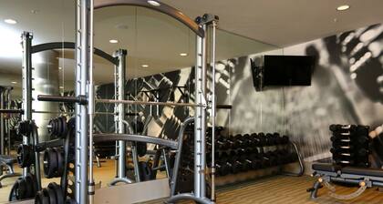Chic 2BR Lakeside Family - Getaway King · Pool+Gym