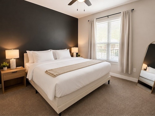 Chic 2BR Lakeside Family - Getaway King · Pool+Gym