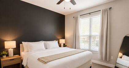 Chic 2BR Lakeside Family - Getaway King · Pool+Gym