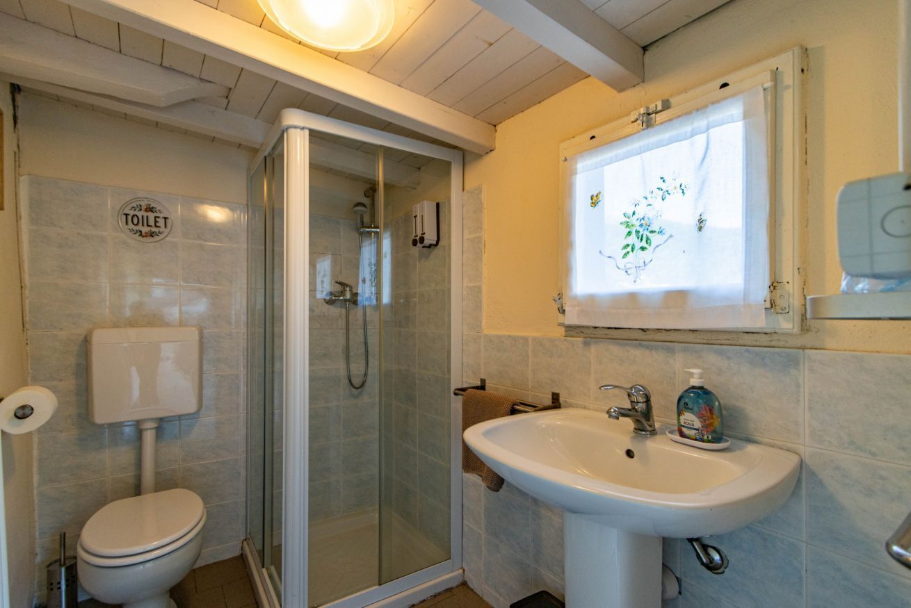 Shower, bidet, towels
