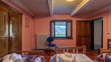 4 Schlafzimmer, Bügeleisen/Bügelbrett