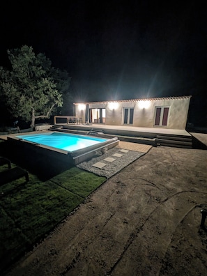 A house with a swimming pool at night, surrounded by a landscaped garden. - Villa Verdon (Baudinard-sur-Verdon)