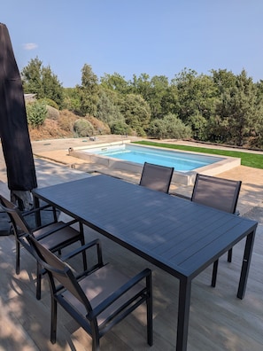 An outdoor deck with a pool, surrounded by trees and a well-maintained lawn. - Villa Verdon (Baudinard-sur-Verdon)