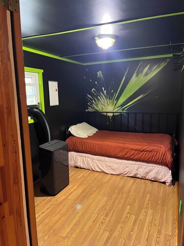 Peaceful 3-bedroom cabin in quaint Hillsgrove perfect for relaxing getaway