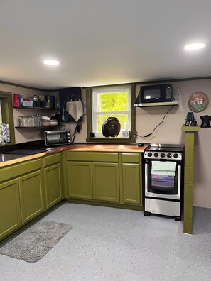 Coffee/tea maker, fridge, microwave, oven