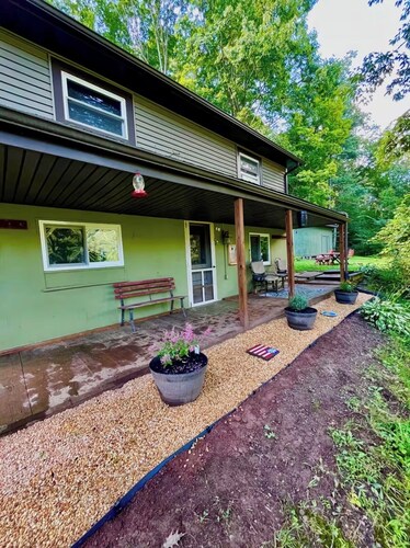 Peaceful 3-bedroom cabin in quaint Hillsgrove perfect for relaxing getaway